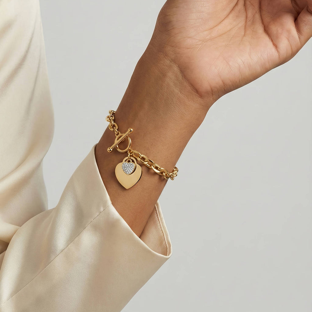 Pulsera de doble corazón en la muñeca de una modelo