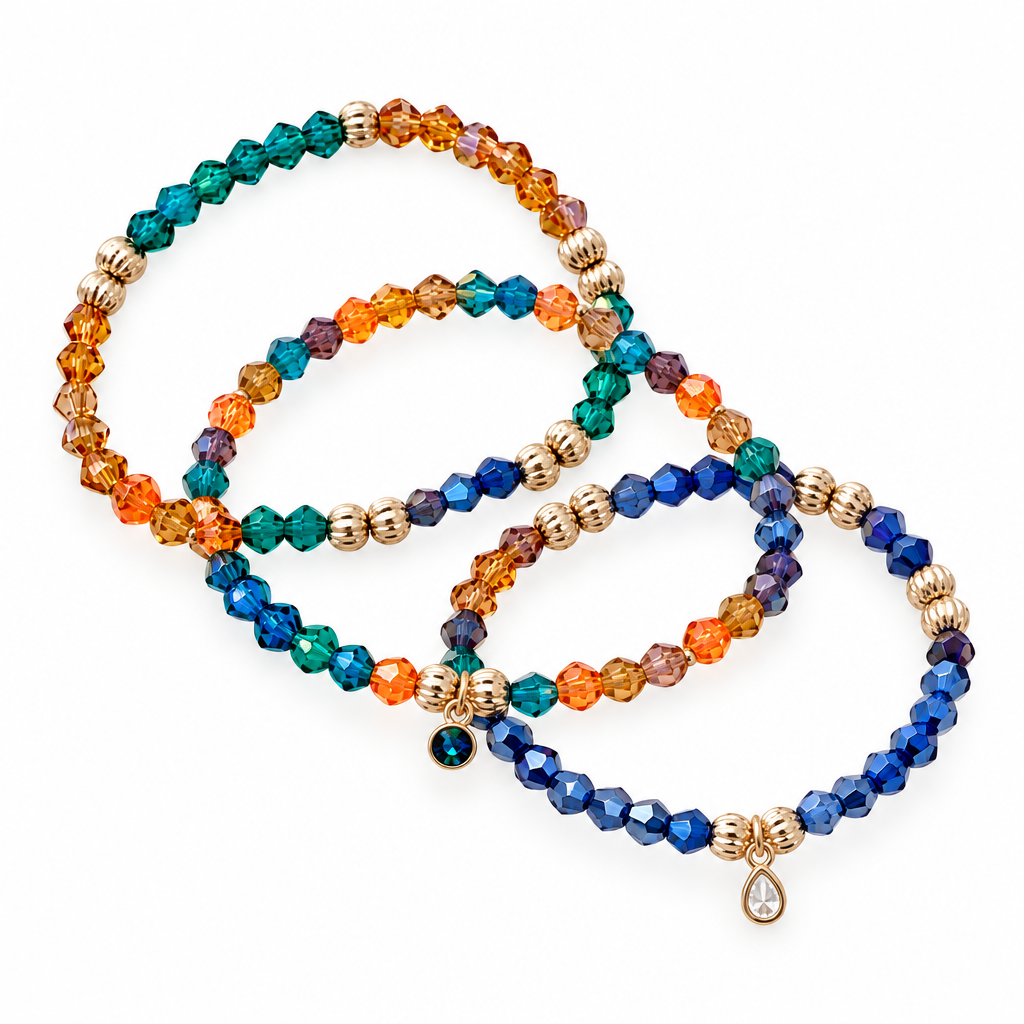 Pulseras en diagonal con fondo blanco y dorado suave